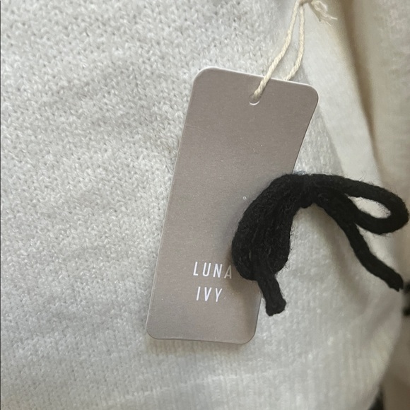 NWT Luna Ivy Bow Sweater - Picture 3 of 9